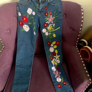 Flower embroidered jeans. 🌺🌸🌷💐🌹🌻🌼